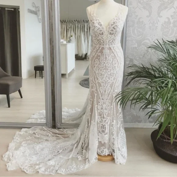 Wedding dress - Picture 1 of 6